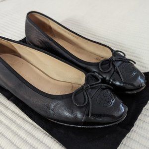 Chanel black lambskin and patent flats, size 37.5